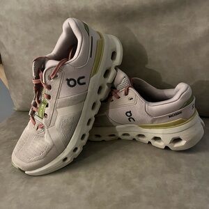 On Cloud Womens Cloudrunner 2 Size 9 - Sand / Flax